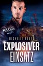 „EXPLOSIVER EINSATZ“ von Michelle Raven. Ein Mann in einer Lederjacke mit Aufschrift „R.I.O.S. WEST“, Hafenkräne im Hintergrund.
