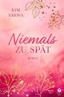 "Kim Sakwa, Niemals zu spät, Roman." Rosa Hintergrund, goldene Blätter und Äste. Logo unten rechts: Taggart Press.