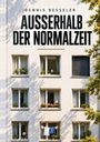 "Dennis Besseler. Ausserhalb der Normalzeit." Mehrfamilienhaus mit Pflanzen auf Fensterbänken, Wäsche hängt.