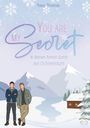 "Tracy Thomas: You Are My Secret. In deinen Armen durch den (Schnee)sturm." Zwei Männer stehen vor verschneiten Bergen und einer Hütte.