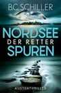 Text: B.C. Schiller, Nordsee der Retter Spuren, Küstenthriller. Eine Möwe fliegt über eine Küstenlandschaft mit stürmischer See.