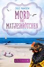 „Jule Hansen: Mord und Matjesbrötchen. Küstenkrimi.“ Ein Huhn in gelber Jacke am Strand mit Möwen und Segelboot.