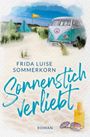 Text: "FRIDA LUISE SOMMERKORN Sonnenstich Verliebt ROMAN". Illustration: Strand mit Camper, Zelte, "CAMP"-Fahne, Sonnenbrille.