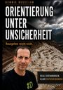 "ORIENTIERUNG UNTER UNSICHERHEIT" steht in großen Buchstaben vor einer Berglandschaft. Unten ein Mann im schwarzen T-Shirt.