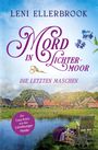 „Mord in Lichtermoor – Die letzten Maschen“ von Leni Ellerbrook. Ländliche Szene mit Häusern, Teich, Stuhl und Katze.
