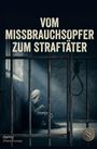"VOM MISSBRAUCHSOPFER ZUM STRAFTÄTER" steht über einem Menschen in einer Zelle mit Kapuze, der auf dem Boden sitzt.