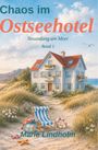 "Chaos im Ostseehotel: Neuanfang am Meer, Band 1, Marie Lindholm." Gemälde: Strandhaus mit Dünen, Liegestuhl, und Meer.