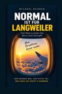 Texte: "Normal ist für Langweiler", "Neue Perspektiven. Immer wieder." Blick aus einem Flugzeugfenster auf Wolken bei Sonnenuntergang.