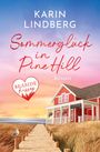 „Karin Lindberg, Sommerglück in Pine Hill, Roman.“ Illustration: Rotes Haus am Steg, Meer und Möwe im Sonnenuntergang.