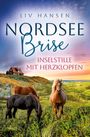 Text: "Liv Hansen, Nordsee Brise, Inselstille mit Herzklopfen." Landschaft mit Pferden und einem Haus auf einer Düne.