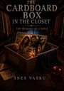 Text: "The Cardboard Box in the Closet: The Memory of a Smile" von Ines Vasku.  
Eine Kiste mit Fotos und Erinnerungsstücken in einem Schrank.
