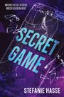 Text: "BRICHST DU DIE REGELN, BRECH ICH DEIN HERZ", "SECRET GAME", "STEFANIE HASSE". 
Ein zerbrochenes Smartphone mit violettem Hintergrund.