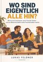 „WO SIND EIGENTLICH ALLE HIN?“ zeigt vier lachende Erwachsene am Tisch mit Pflanzen und Tassen.