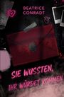 Text: "BEATRICE CONRADT. SIE WUSSTEN, IHR WÜRDET KOMMEN." Ein roter Briefumschlag mit Siegel, umgeben von Verzierungen.