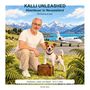 "KALLI UNLEASHED: Abenteuer in Neuseeland. Mit Michael & Kalli. Ein Mann mit Hund und Koffer vor Bergen und Flugzeug."