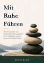 Text: "Mit Ruhe Führen", "Wie introvertierte und hochsensible Führungskräfte klar entscheiden, Grenzen setzen und wirksam führen", "Jonas Bach". Stapel flacher Steine im Vordergrund.