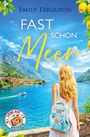 Titel: "Fast schon Meer" von Emily Ferguson. Eine blonde Frau am Comer See, mit blauem Rucksack, umgeben von Bergen und Wasser.