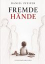 „DANIEL PFEIFER FREMDE HÄNDE PSYCHOTHRILLER.“ Ein Kind sitzt am Boden mit Spielzeug, umgeben von schemenhaften Figuren.