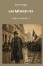„Victor Hugo. Les Misérables. Englisch Lektüre C1“. Ein Mann mit Hut und Mantel auf nasser Straße in historischer Szene.