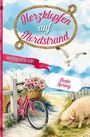„Herzklopfen auf Nordstrand“ steht in einem Seilrahmen, „Nordseeverliebt“ auf einem Band, „Katie Spring“ auf einem Etikett. Ein rosa Fahrrad mit Blumenkorb, ein Schaf und eine Möwe am Strand.