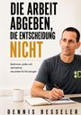 „DIE ARBEIT ABGEBEN, DIE ENTSCHEIDUNG NICHT.“ Ein Mann schreibt an einem Tisch mit Notizbuch und Tasse.