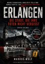 "Wahre Verbrechen, ungelöste Fälle." Großes, düsteres Gebäude bei Nacht, Polizeiabsperrband im Vordergrund.