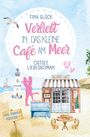 "Buchcover: Verliebt in das kleine Café am Meer. Illustration mit Café, Leuchtturm, Strand, Paar, Möwe und Tisch."