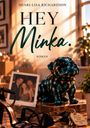 Text: "Hey Minka. ROMAN". Ein stilvoller Raum, Bulldoggenfigur, Foto von drei Leuten, Schuhe, Schlüssel mit Anhänger.