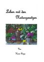 Der Text "Leben mit den Naturgesetzen" oben, "Von Karin Riepe" unten. Ein Arrangement aus Pflanzen und einer verzierten Säule.