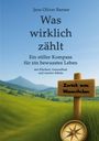 „Was wirklich zählt: Ein stiller Kompass für ein bewusstes Leben.“ Grüne Landschaft mit Kompass und Holzschild.
