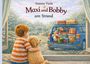 "Maxi und Bobby am Strand" steht in einem Garten, ein Kind und Hund schauen einen vollgepackten blauen Wagen an.