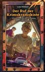 Titel: "Der Ruf der Krimskramskiste", Untertitel: "Pfotensuche im Schatten der Vergangenheit". Drei Kinder und ein Hund schauen neugierig, umgeben von alten Gegenständen.
