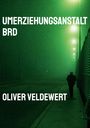 Text: "UMERZIEHUNGSANSTALT BRD" und "OLIVER VELDEWERT". Nachtaufnahme, grün getönt, Person geht an einer beleuchteten Straße entlang.