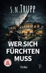 Text: s.n. Trupp, Wer sich fürchten muss, Thriller. 
Ein beleuchtetes Haus bei Nacht mit zerbrochenem Glas.