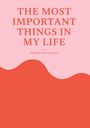 Text: "THE MOST IMPORTANT THINGS IN MY LIFE" und "Alexandra Scheumbauer". Einfache Grafik mit Wellenmotiv.