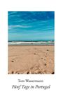 "Tom Wassermann: Fünf Tage in Portugal." Ein einsamer Strand mit blauem Himmel und einer Person am Wasser.