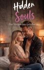 Texte: "Hidden Souls", "Das Versprechen zwischen uns". Ein Paar sitzt innig auf einem Bett, umarmt, warm beleuchtet.