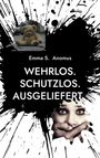"Emma S. Anomus. WEHRLOS. SCHUTZLOS. AUSGELIEFERT." Ein Teddybär und ein Gesicht mit zugehaltener Hand, schwarz-weiß.