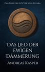 „Das Erbe der Götter von Elyara“, „Das Lied der ewigen Dämmerung“, „Andreas Kasper“. Holzsymbol mit Wellenmotiv.