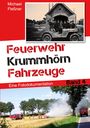 "Feuerwehr Krummhörn Fahrzeuge, Eine Fotodokumentation, Band 4." Historisches Foto mit Feuerwehrleuten vor Fahrzeug.