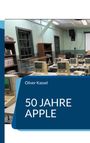 Titel: "50 JAHRE APPLE" von Oliver Kassel. Alte Computer in einem Raum mit Regalen und Fenster im Hintergrund.