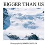 Text: "BIGGER THAN US. Photographs by SIMON KAPPELER." Ein kleines Flugzeug über verschneiten Bergen.