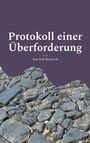 "Protokoll einer Überforderung" von Tom Erik Maydersh. Oben violetter Hintergrund, unten Pflastersteine.