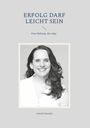 „ERFOLG DARF LEICHT SEIN. Eine Haltung, die trägt.“ Darunter lächelndes Porträt einer Frau. Text: Astrid Göschel.
