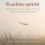 "Was leise spricht: Gedichte aus der Stille und der Resonanz" von Myriam Hidber Dickinson. Eine schwebende Feder über Gras.
