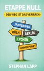 "ETAPPE NULL - DER WEG IST DAS VERIRREN" zeigt ein buntes Schild mit Wegweisern nach Jakobsweg, Köln, Berlin, Lychen, Himmelpfort.