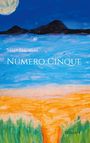 Meo Thomas, Numero Cinque, Roman. Ein Gemälde mit blauem Himmel, Bergen und einem gelben Feld im Vordergrund.