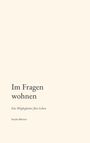 "Im Fragen wohnen: Ein Wegbegleiter fürs Leben" von Sascha Büttner. Schlichtes, minimalistisches Design.