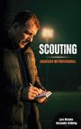 Texte: "SCOUTING", "JAGDFIEBER IM PROFIFUSSBALL", "Lars Mrosko", "Alexander Grübling". Mann in dunkler Jacke schreibt.