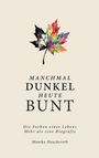 "Manchmal dunkel, heute bunt. Die Farben eines Lebens, mehr als eine Biografie. Monika Heuckeroth." Ein Ahornblatt, teils schwarz, teils bunt.